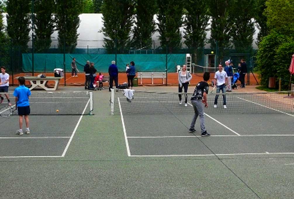 Deux courts de mini-tennis extérieurs et éclairés